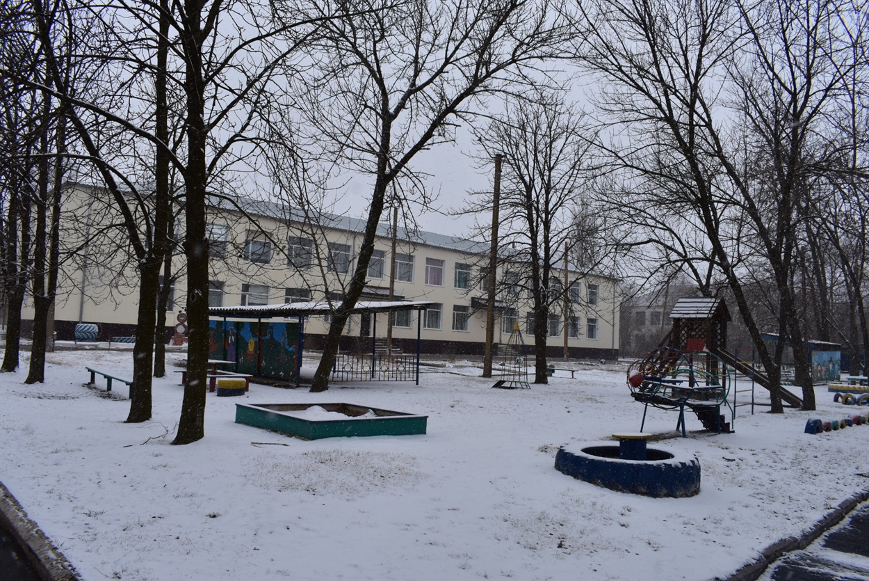 В детсадах Нижних Серогоз устанавливают три «Луны», горку и карусель 