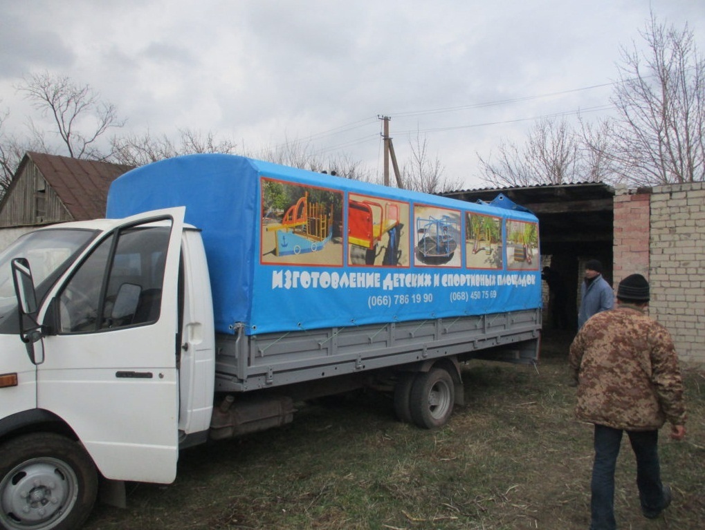 В детсадах Нижних Серогоз устанавливают три «Луны», горку и карусель 