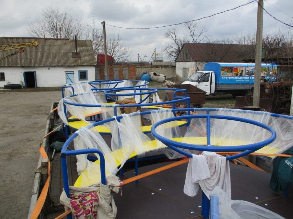 В детсадах Нижних Серогоз устанавливают три «Луны», горку и карусель 