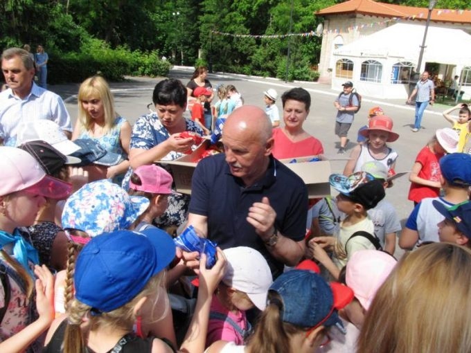 Новокаховский мэр возле слона раздавал мороженое